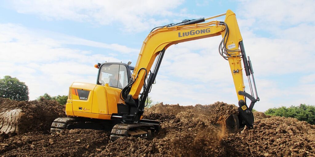 Escavatore Liugong 909ECR in funzione
